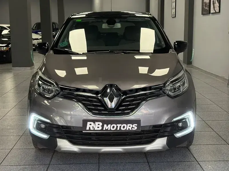 Usado Renault Captur Zen 120 CV (88 kW) 2017 Gris / plata SUV