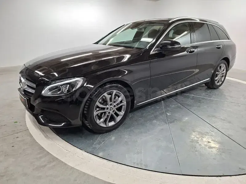 Usado Mercedes C220 170 CV (125 kW) 2018 Negro Familiar