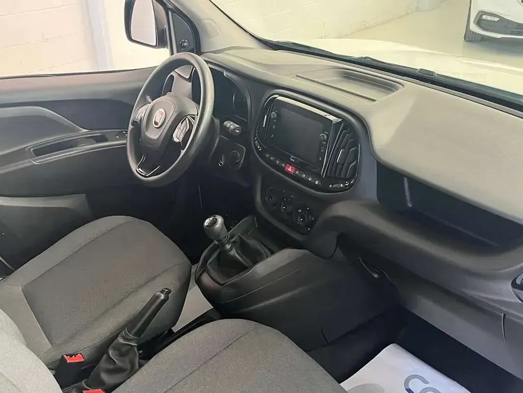 Usado Fiat Doblò 106 CV (77 kW) 2023 Blanco Monovolumen