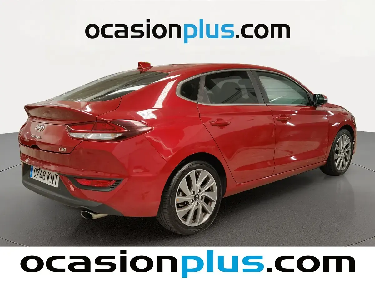 Usado Hyundai i30 120 CV (88 kW) 2018 Rojo Berlina
