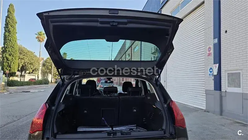 Usado Peugeot 3008 110 CV (80 kW) 2010 Marrón Familiar