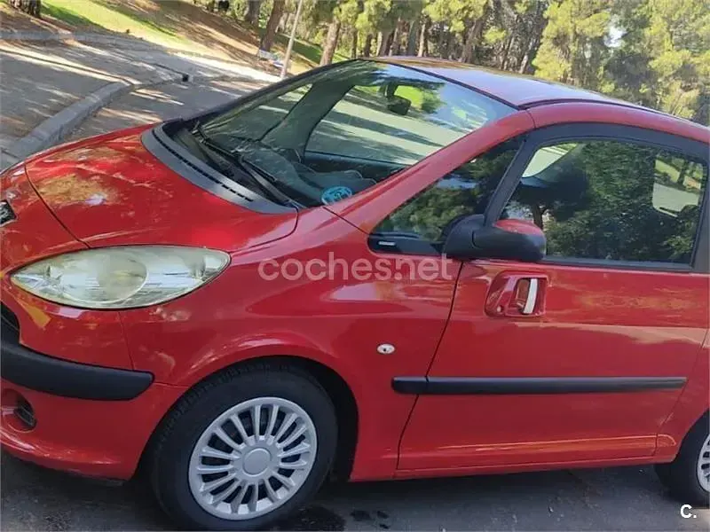 Usado Peugeot 1007 75 CV (55 kW) 2007 Rojo Monovolumen