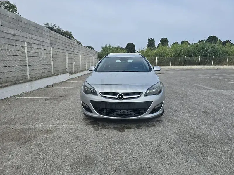 Usado Opel Astra Selective 110 CV (80 kW) 2015 Gris / plata Familiar