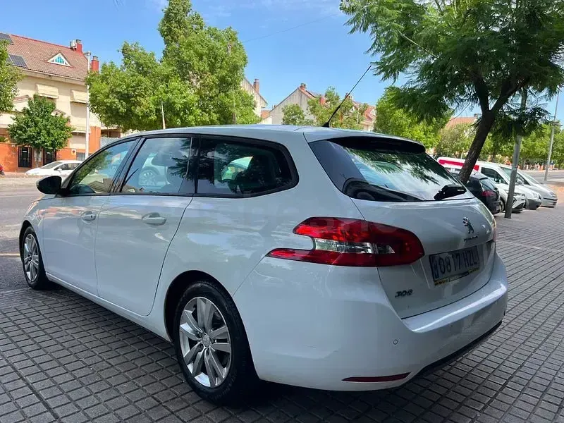 Usado Peugeot 308 SW Business-Line 120 CV (88 kW) 2014 Blanco Familiar