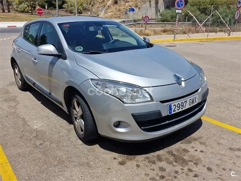 Usado Renault Mégane Dynamique 105 CV (77 kW) 2009 Gris / plata Berlina