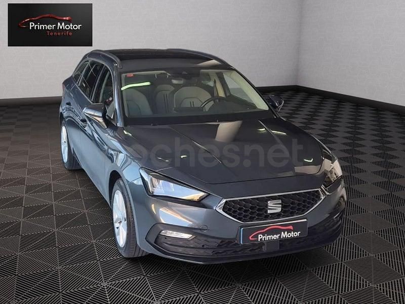 Usado Seat Leon Style 110 CV (80 kW) 2022 Gris / plata Familiar