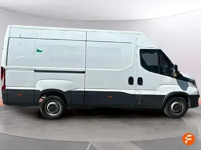 Begagnad Iveco Daily 156 HK (114 kW) 2023 Vit Sedan
