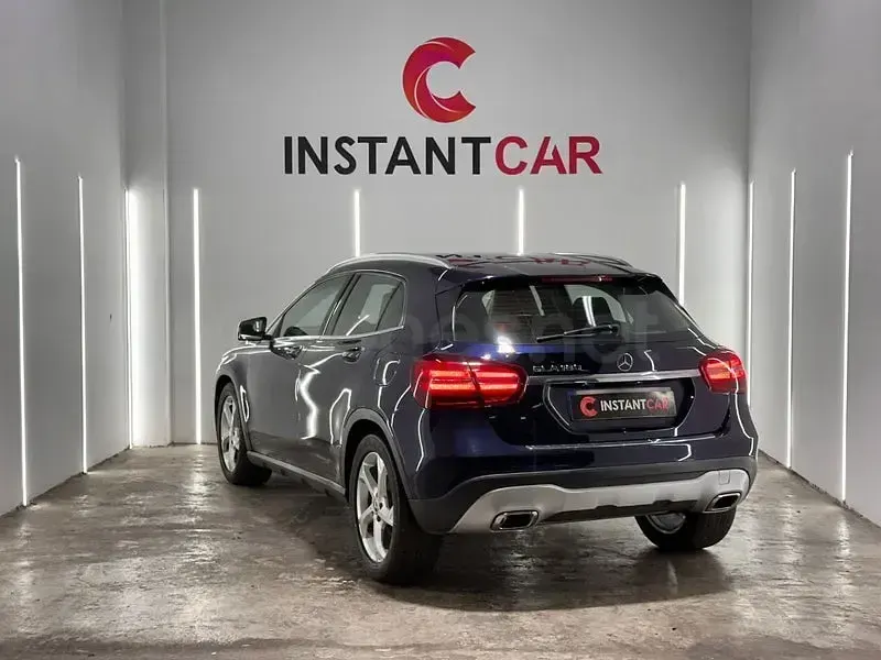 Usado Mercedes GLA180 122 CV (89 kW) 2019 Azul SUV