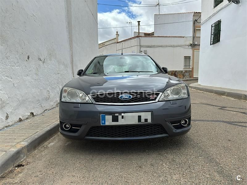 Usado Ford Mondeo ST 226 CV (166 kW) 2003 Gris / plata Familiar