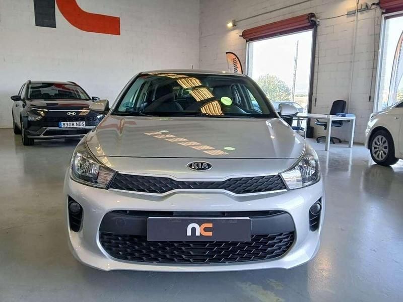 Usado Kia Rio 84 CV (61 kW) 2017 Plateado Utilitario