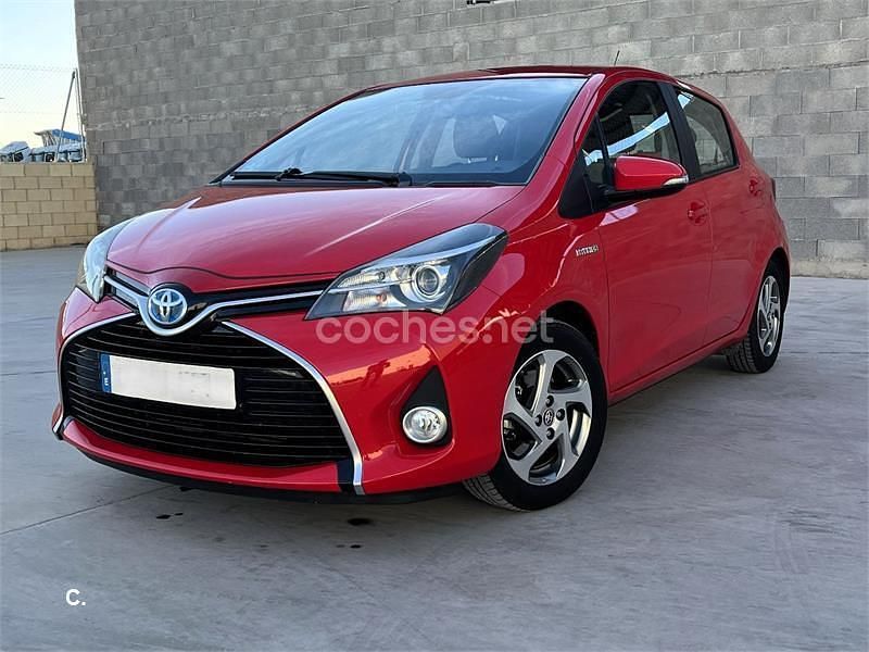 Usado Toyota Yaris Hybrid Active 100 CV (73 kW) 2015 Rojo Berlina