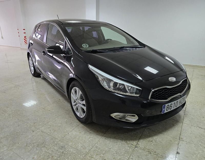 Usado Kia Ceed 90 CV (66 kW) 2014 Negro Utilitario