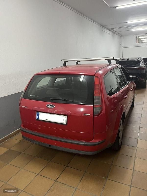 Usado Ford Focus 110 CV (80 kW) 2008 Rojo Familiar