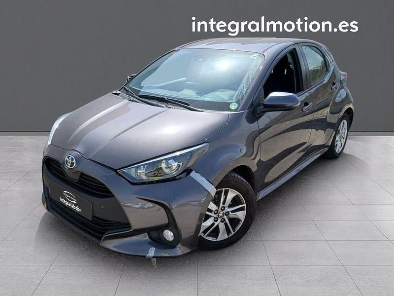 Gris Usado 2021 Toyota Yaris Edition Berlina | 17.900 € (Un poco caro) - Imagen 1/4