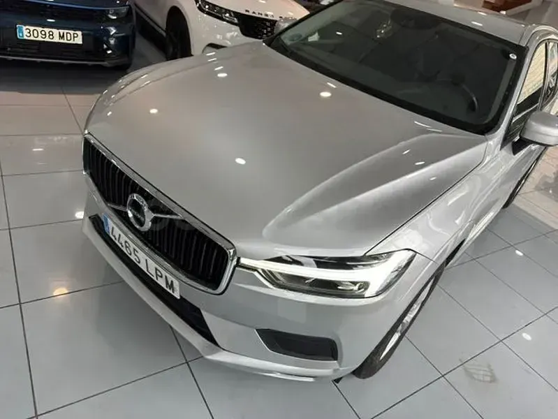 Usado Volvo XC60 Momentum 190 CV (139 kW) 2021 Gris / plata SUV