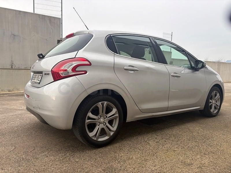 Usado Peugeot 208 Allure 82 CV (60 kW) 2014 Gris / plata Utilitario