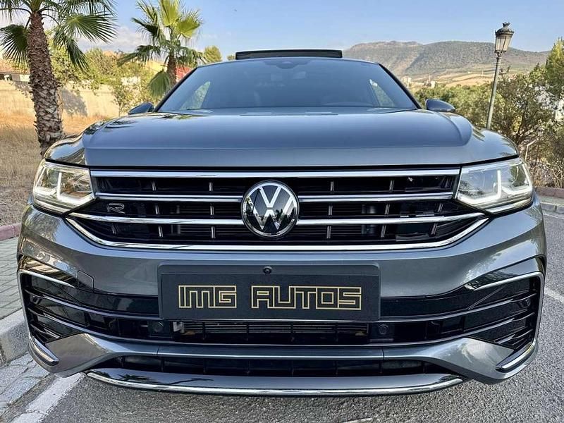 Gris Usado 2022 VW Tiguan Allspace R-line SUV | 36.999 € (Precio justo) - Imagen 1/4