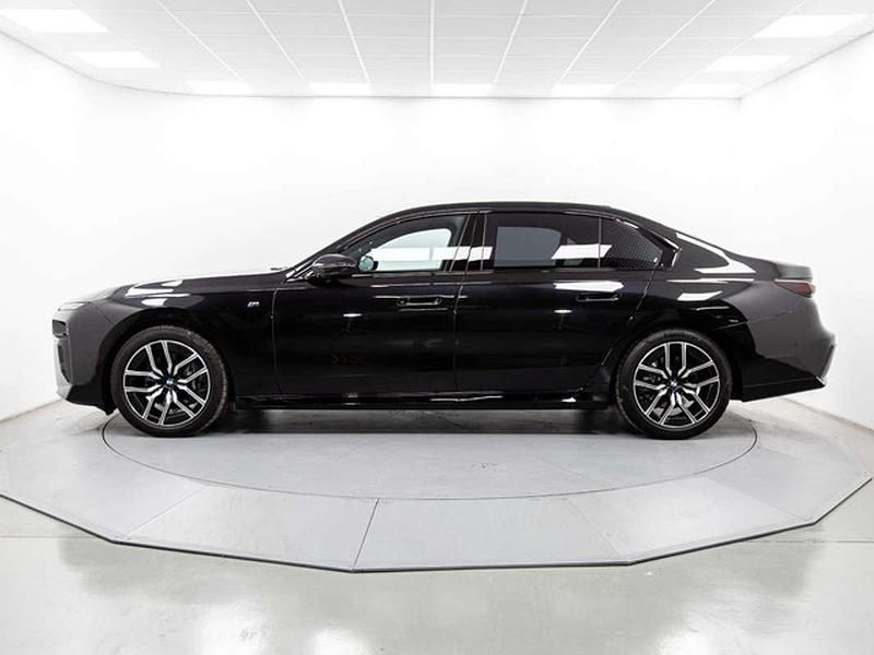 Käytetty BMW 740 299 HP (219 kW) 2023 Musta Sedan