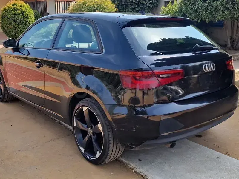 Usado Audi A3 Attraction 110 CV (80 kW) 2016 Negro Berlina