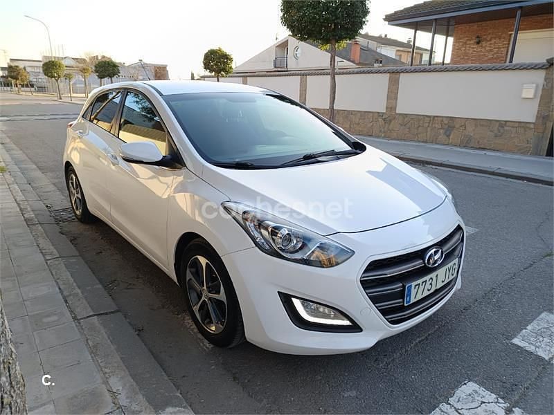 Usado Hyundai i30 110 CV (80 kW) 2017 Gris / plata Berlina