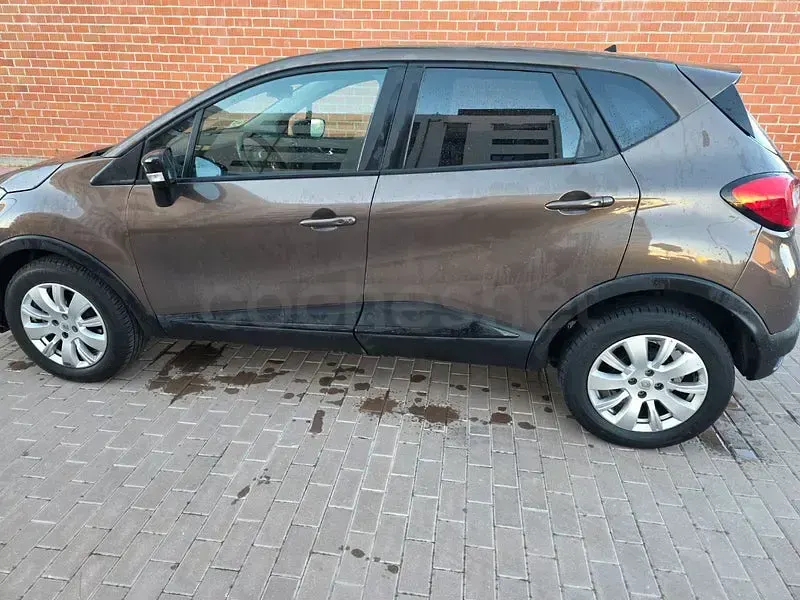 Usado Renault Captur Intens 90 CV (66 kW) 2016 Beige SUV