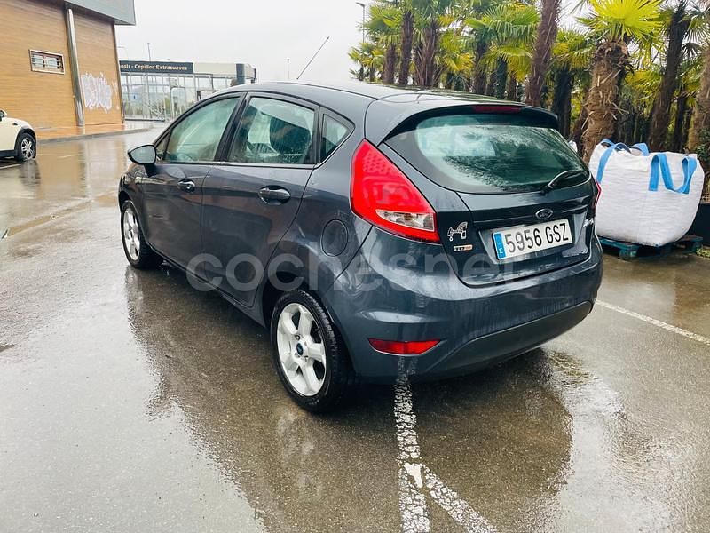 Usado Ford Fiesta Trend 68 CV (50 kW) 2010 Gris / plata Berlina
