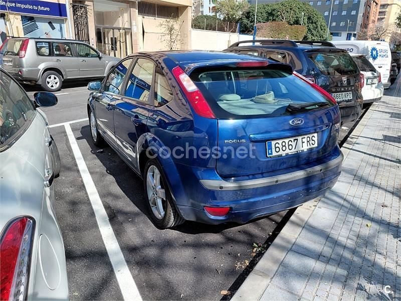 Usado Ford Focus Ghia 115 CV (84 kW) 2007 Azul Berlina