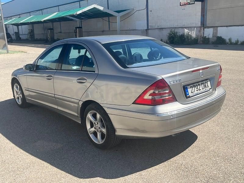 Usado Mercedes C220 Avantgarde 150 CV (110 kW) 2004 Beige Berlina