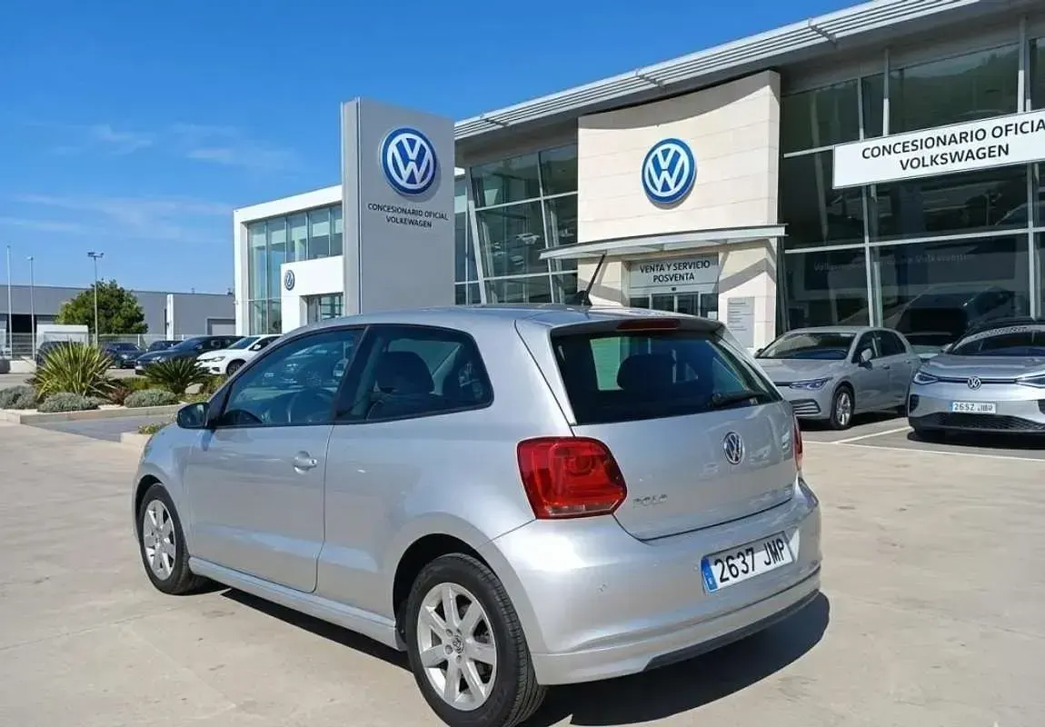 Usado VW Polo 75 CV (55 kW) 2012 Plateado Utilitario