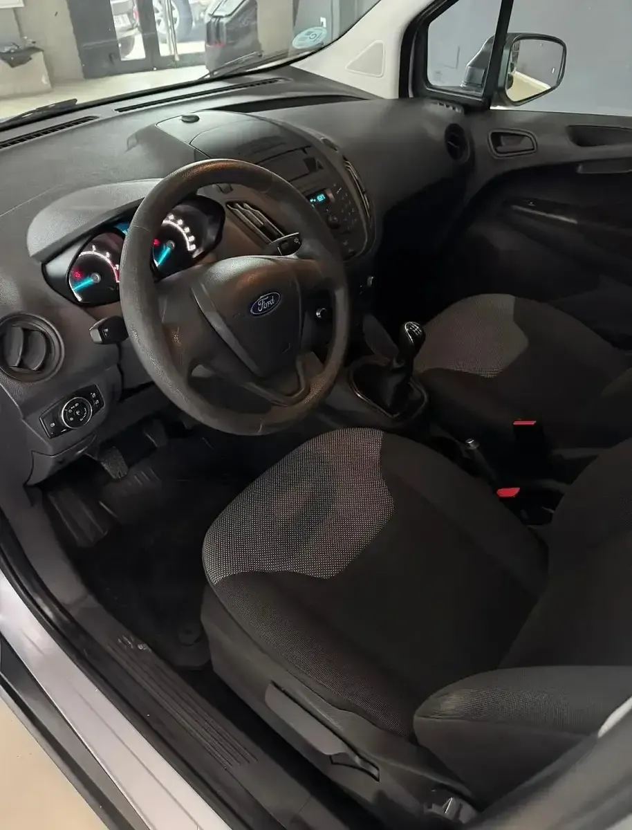 Usado Ford Tourneo Courier Titanium 100 CV (73 kW) 2017 Gris / plata Monovolumen