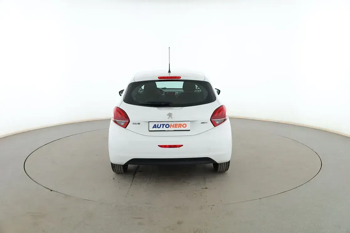 Usado Peugeot 208 Access 82 CV (60 kW) 2017 Blanco Utilitario
