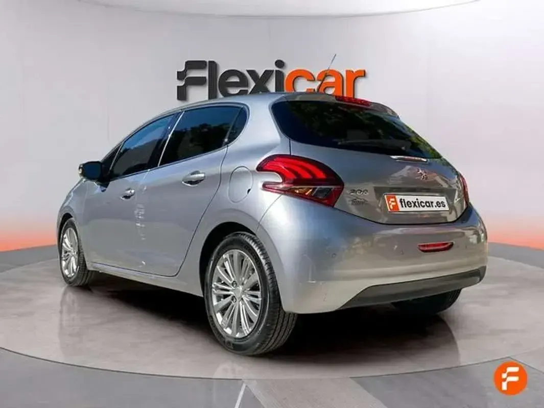 Usado Peugeot 208 110 CV (80 kW) 2019 Gris Utilitario