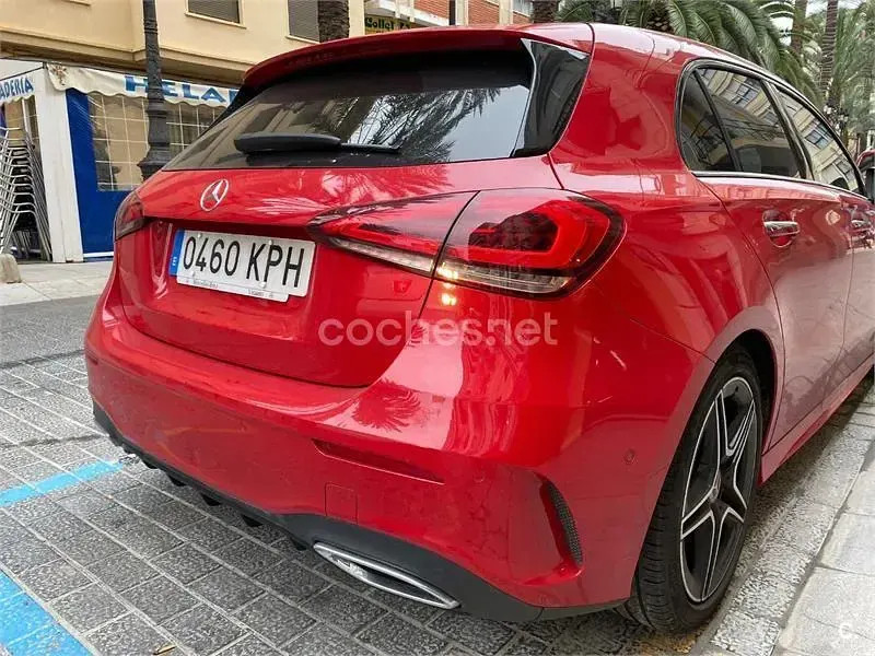 Usado Mercedes A180 109 CV (80 kW) 2018 Granate Berlina
