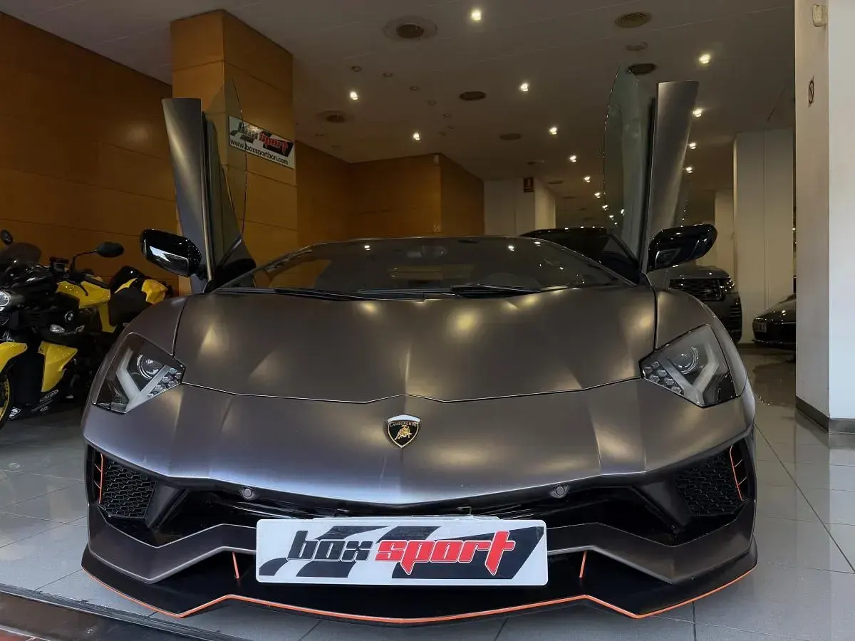 Usado Lamborghini Aventador 700 CV (514 kW) 2017 Gris metalizado Coupe