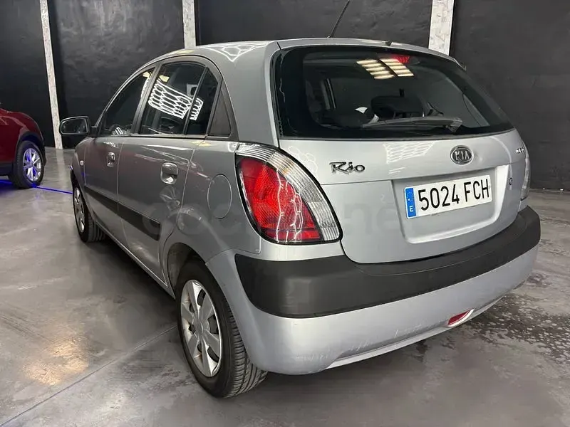Usado Kia Rio 110 CV (80 kW) 2007 Gris / plata Berlina