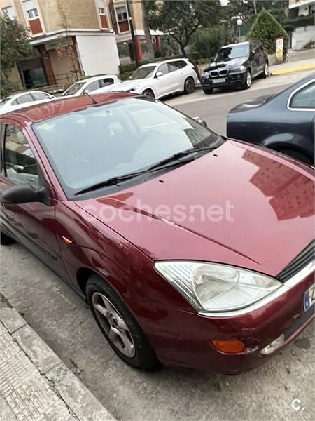 Usado Ford Focus Trend 100 CV (73 kW) 1998 Granate Berlina