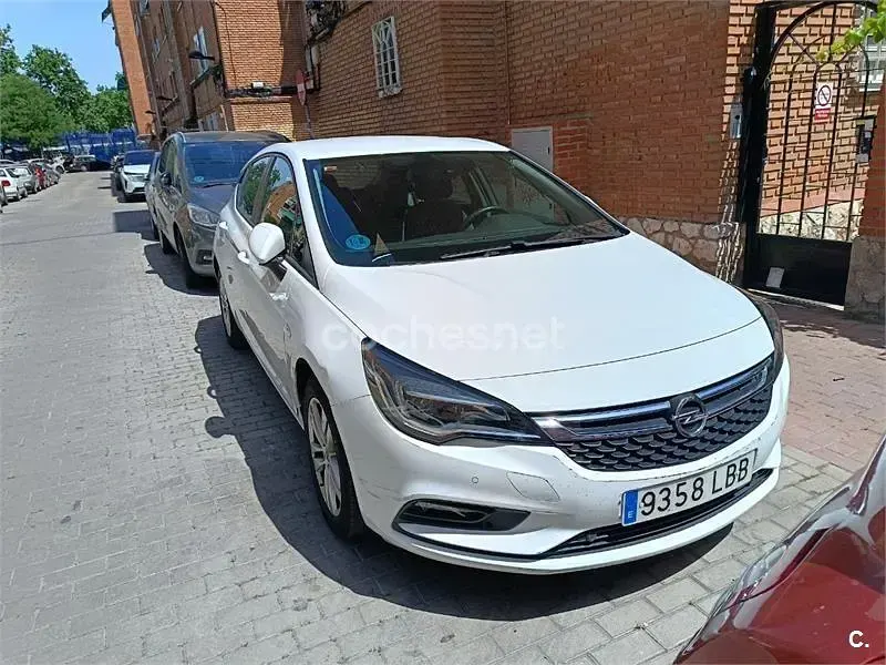 Usado Opel Astra Selective 110 CV (80 kW) 2019 Blanco Berlina