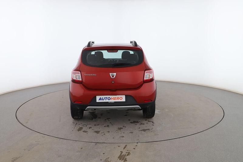 Usado Dacia Sandero Stepway 90 CV (66 kW) 2016 Rojo Utilitario