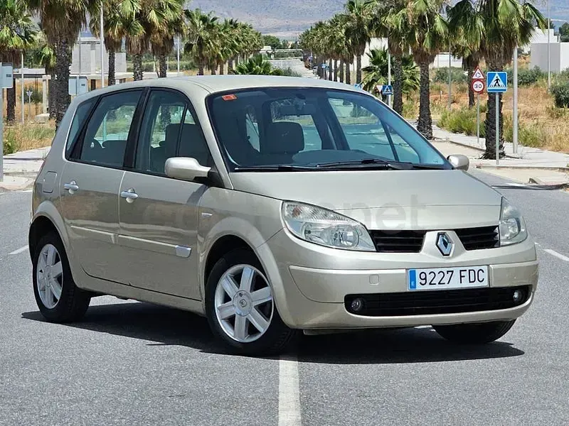 Usado Renault Scénic Dynamique 105 CV (77 kW) 2007 Marrón Monovolumen