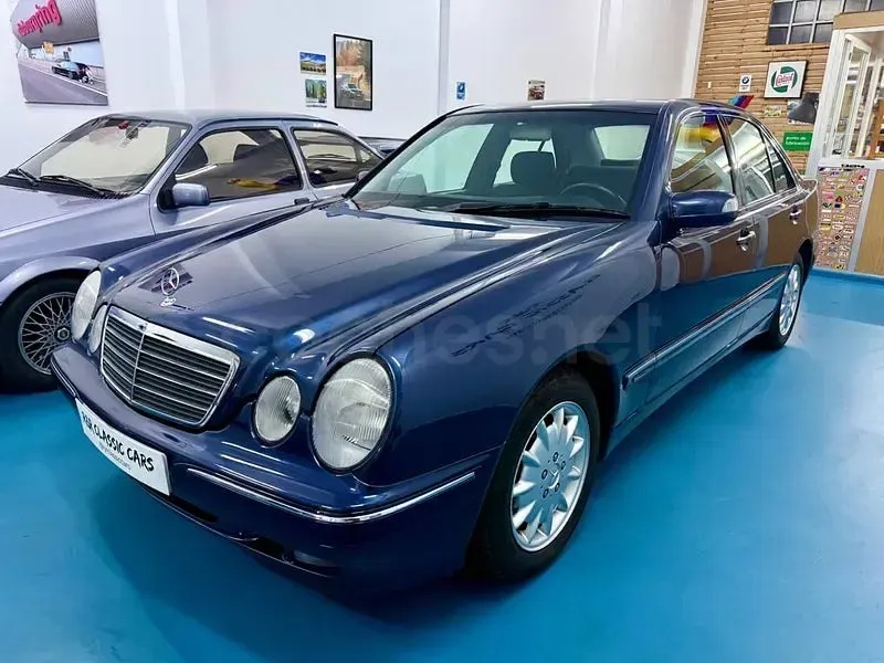 Usado Mercedes E240 Elegance 170 CV (125 kW) 2000 Azul Berlina