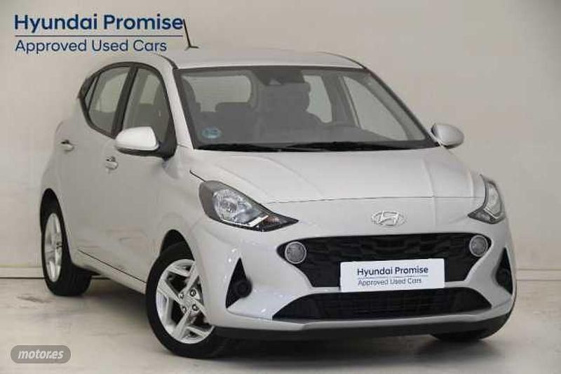 Usado Hyundai i10 67 CV (49 kW) 2023 New sleek silver Utilitario