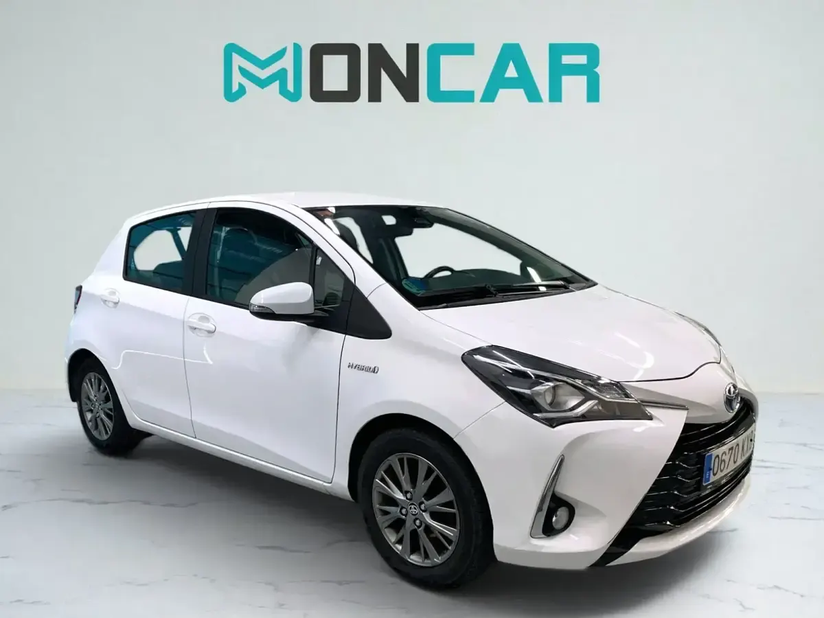 Usado Toyota Yaris Hybrid Active 100 CV (73 kW) 2019 Blanco