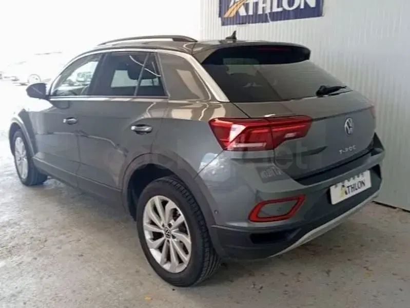 Usado VW T-Roc Life 150 CV (110 kW) 2023 Gris / plata SUV