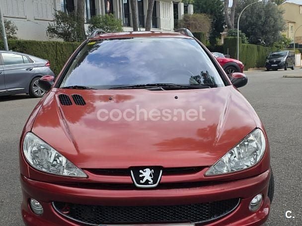 Usado Peugeot 206 70 CV (51 kW) 2005 Granate Familiar