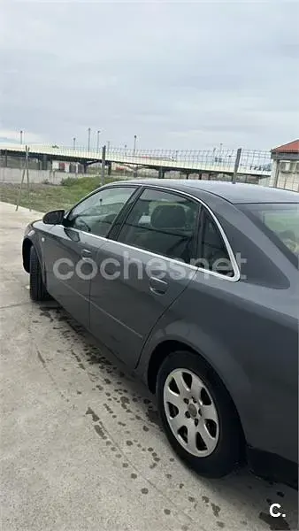 Usado Audi A4 130 CV (95 kW) 2002 Gris / plata Berlina