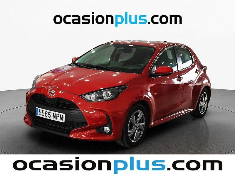 Usado Toyota Yaris Hybrid Active 116 CV (85 kW) 2024 Rojo Utilitario