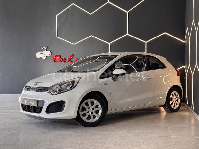 Usado Kia Rio 85 CV (62 kW) 2013 Blanco Berlina