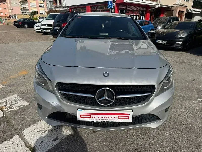 Usado Mercedes CLA220 Urban 170 CV (125 kW) 2013 Gris / plata Berlina