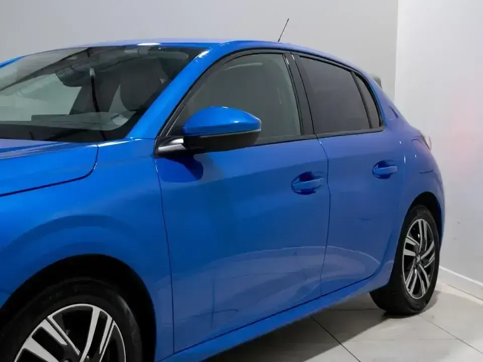 Usado Peugeot 208 Allure 100 CV (73 kW) 2021 Azul Utilitario