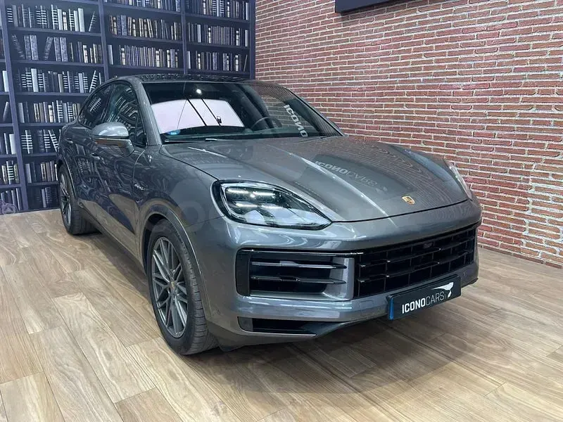 Usado Porsche Cayenne 470 CV (345 kW) 2025 Gris / plata SUV